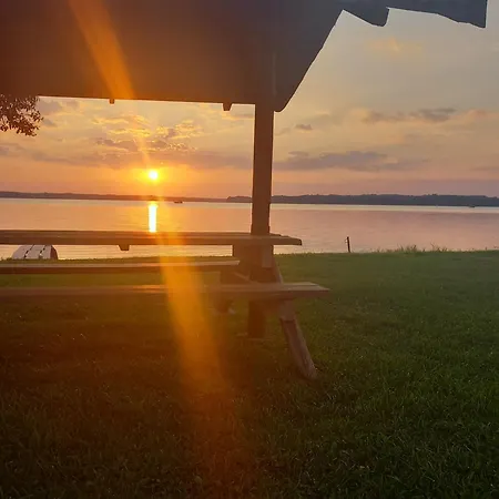 Nad Jeziorem Holiday home *