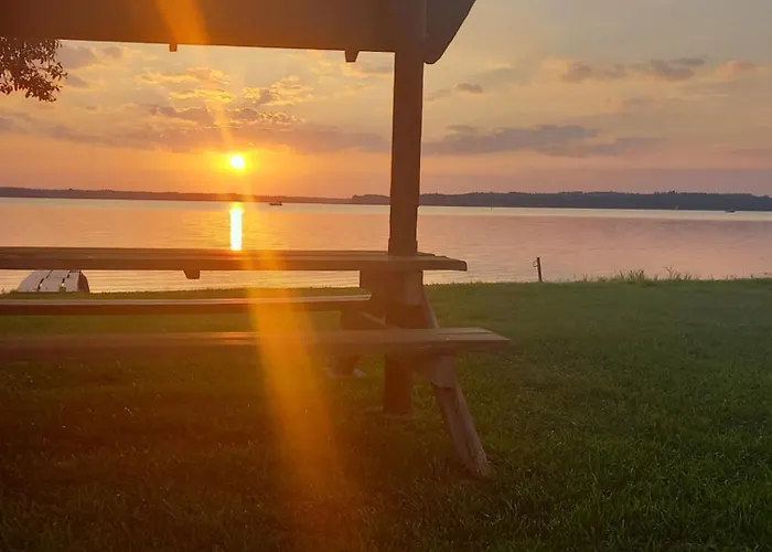 Nad Jeziorem Holiday home *